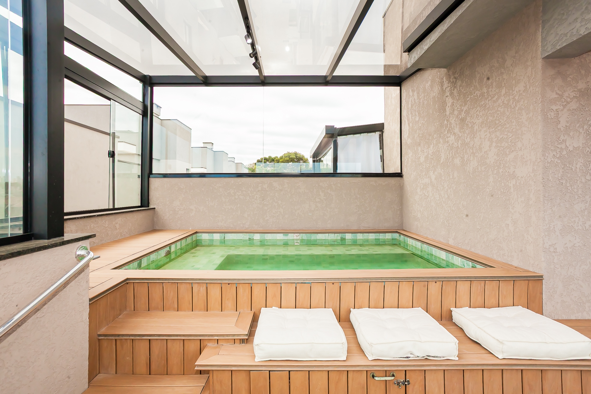 Imagem do imovel Sobrado Triplex Semi Mobiliado com Piscina Aquecida no Portão